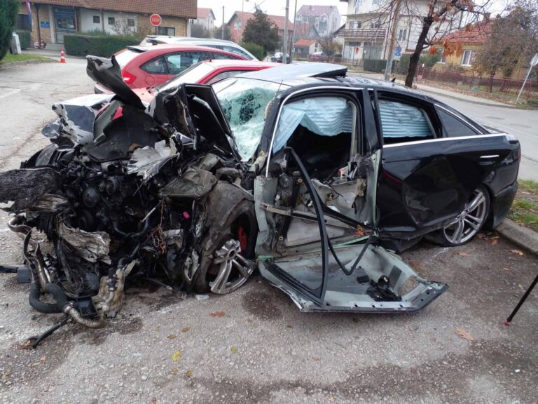 Pogledajte kako izgledaju automobili nakon nesreće u kojoj su život izgubila dva mladića dok je treći teško povrijeđen