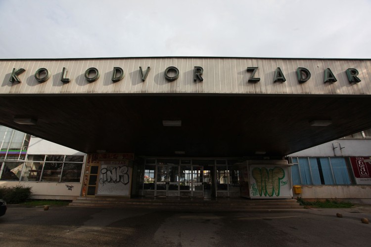 Nadstrešnica “usidrena” sajlama kao u Novom Sadu, uklonjena 2015. godine