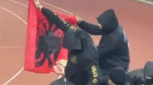 SKANDALOZNO | Skandal na utakmici Srbija - Švicarska: Navijači pokušali zapaliti albansku zastavu, sukobi na tribinama