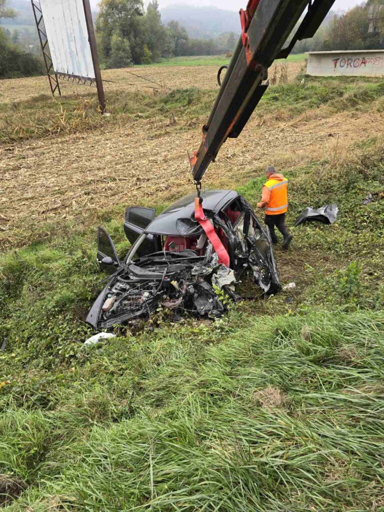Pogledajte izvlačenje potpuno smrskane Alfe: U stravičnoj nesreći poginuo Zeničanin (23)