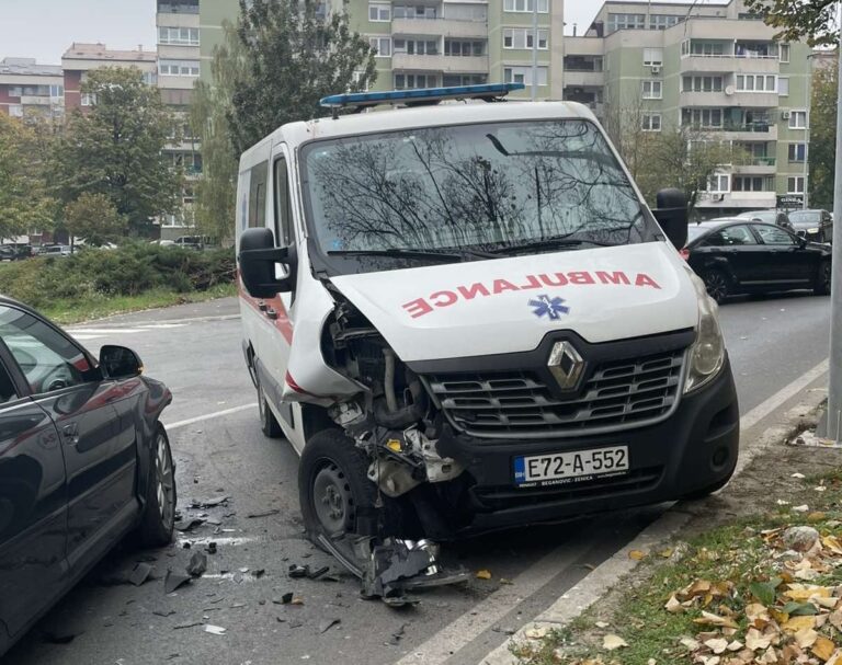 Fotografije s mjesta nesreće u Zenici: Sudar hitne pomoći i Audija