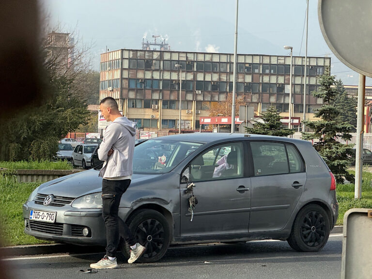 Saobraćajna nezgoda na kružnom toku kod Stacionara u Zenici (FOTO)