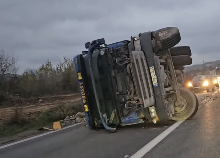 Nesreća na M-17 kod Zenice, prevrnuo se kamion (FOTO)