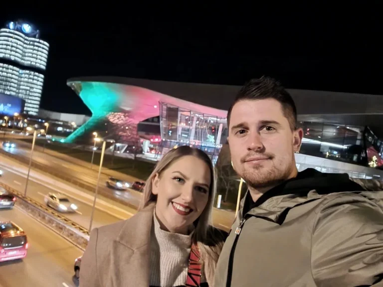 Nakon Elmine smrti, doktor kleknuo pred njenog supruga