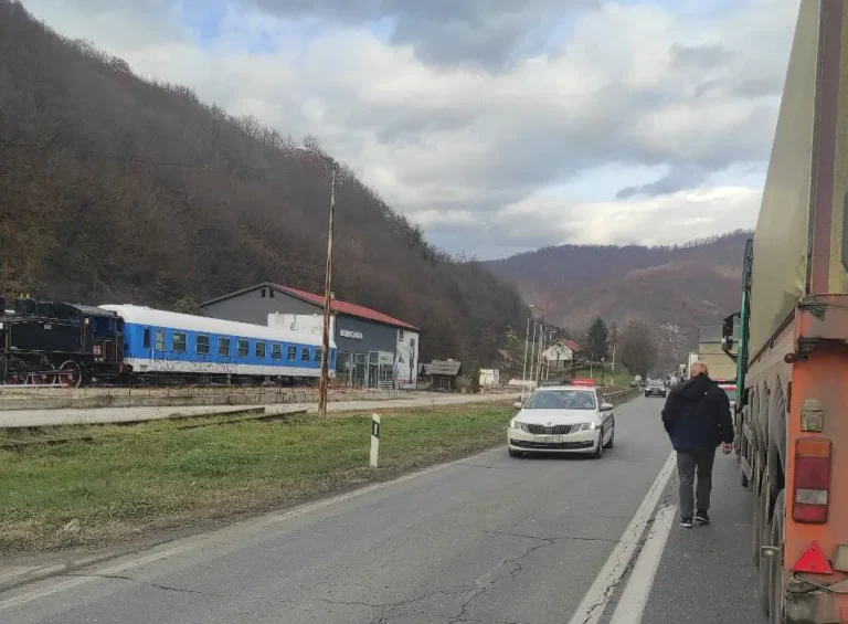 NESREĆA NA M-17 KOD ŽEPČA: Hitna pomoć i policija na licu mjesta, kilometarske kolone