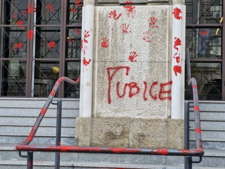 Protest u Beogradu: “Svuda im ostavite crvene tragove, jer krv im je na rukama“