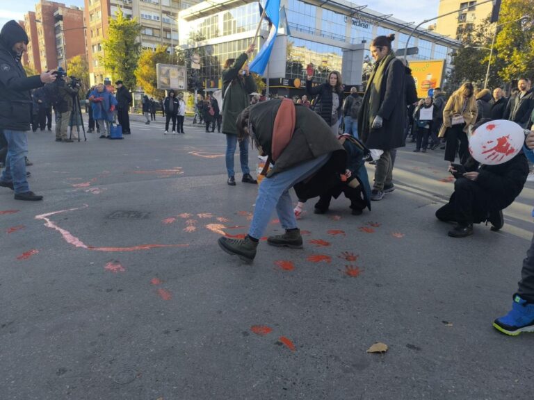 Protest u Novom Sadu: Počeo “Bulevar krvavih ruku”