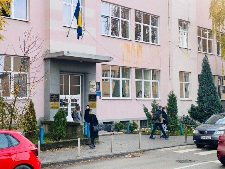 Roditelji optužili direktora škole u Tuzli da je tukao učenike, on tvrdi da je sve laž