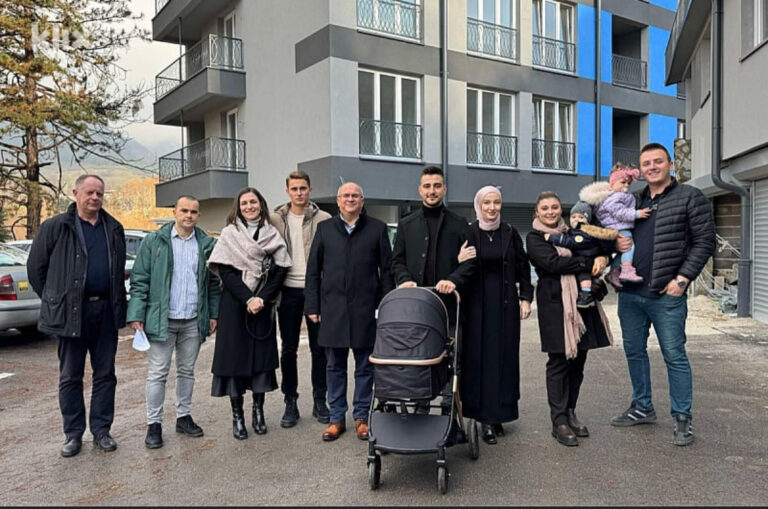 Mladim porodicama u Travniku uručeni ključevi stanova, plaćat će simboličnu kiriju