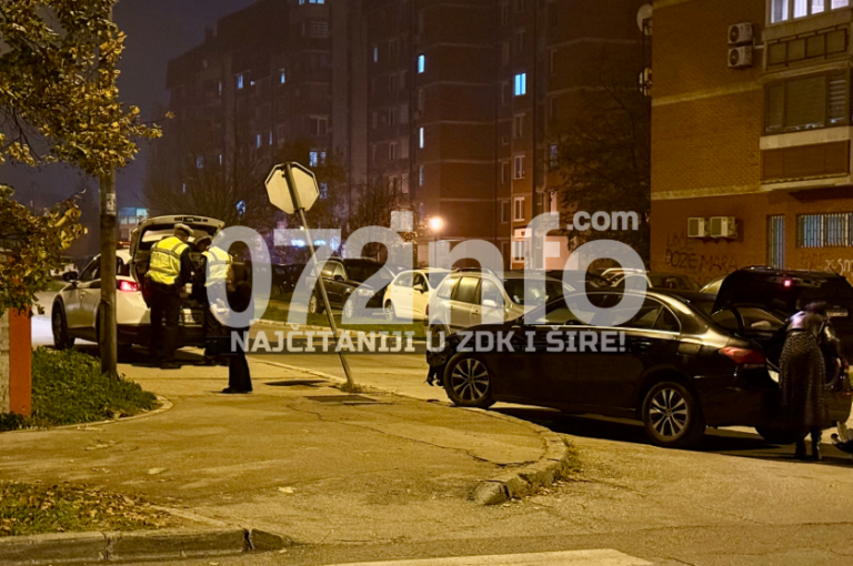 Saobraćajna nesreća u Radakovu: Mercedesom se zabila u saobraćajni znak ispred škole