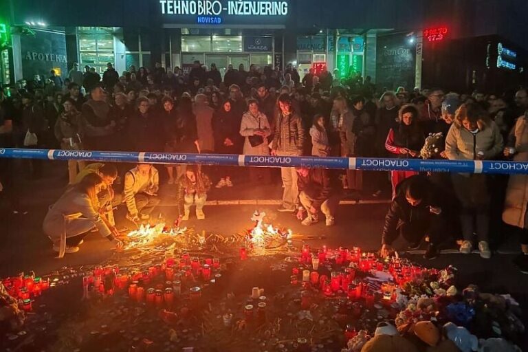 Novi Sad: Građani pale svijeće i odaju počast poginulima, troje povrijeđenih u kritičnom stanju