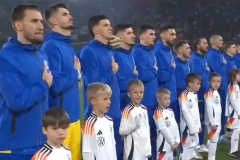 UPRKOS ZABRANI | Trenutak ponosa! “Jedna si jedina” odjekivalo stadionom u Freiburgu, tribine pune navijača BiH