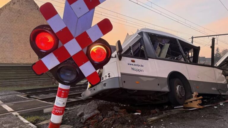 NAŠI LJUDI | Legendarni fudbaler Hajduka je heroj u Belgiji: Spasio pun autobus djece od udara voza