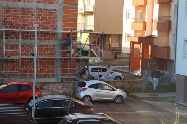 Čim malo sunca izađe rađevinari odmah na skeli