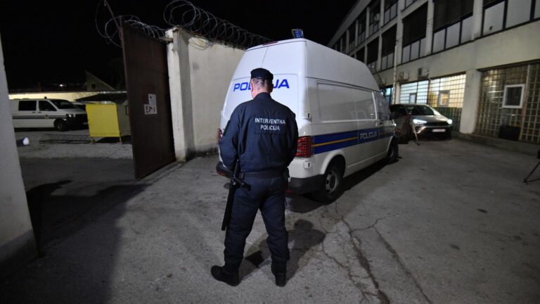 JEZIVO | Roditelji mrtvih beba sprovedeni u istražni zatvor, advokat oca: “Nije priznao krivicu”