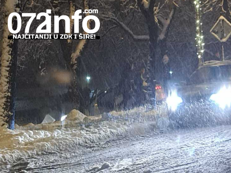 NESREĆA U ZENICI: Vozilo sletjelo s ceste, zaustavljeno uz rijeku Bosnu