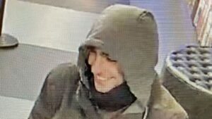 HAOS | Policija objavila fotografiju na kojoj se vidi lice osumnjičenog za ubistvo direktora