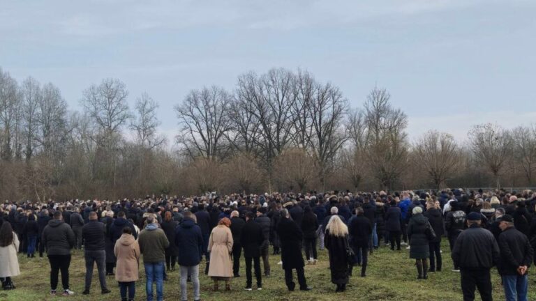 Pregolema tuga u BiH: Sahranjeni sestra i dva brata koji su tragično stradali u nesreći kod Brčkog