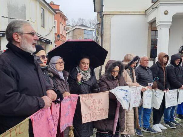Mirno okupljanje majki i žena Srebrenice i Podrinja na Trgu žrtava genocida u Tuzli