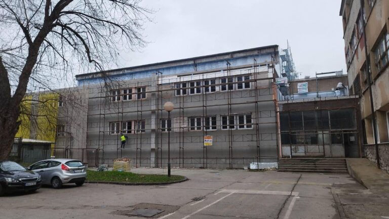 Napreduju radovi na sanaciji zatvorenog bazena Industrijske škole: Završetak radova I faze krajem decembra