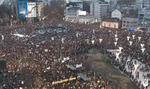 Novi veliki protesti u Beogradu, rijeke ljudi se slijevaju prema centru grada uz poruku: 