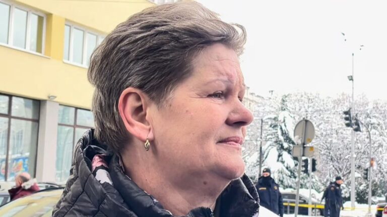 Majka ubijene Alme Kadić na protestima: “Osjećam se isto kao onaj dan kad je moje dijete palo preda mnom”