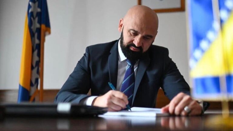 Isak dao saglasnost za tekst Kolektivnog ugovora za zaposlene u policiji