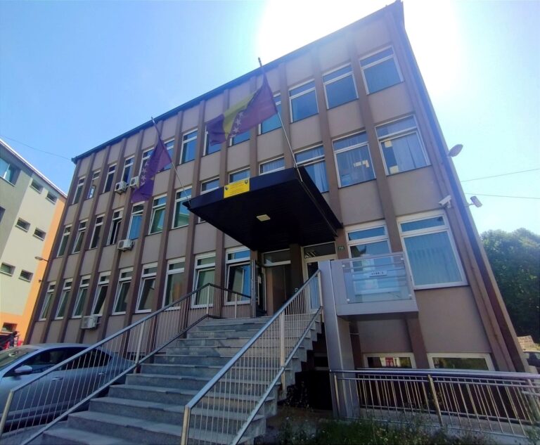 Napad na službena lica u Kaknju: Poznat identitet osumnjičenih kojima je određen pritvor