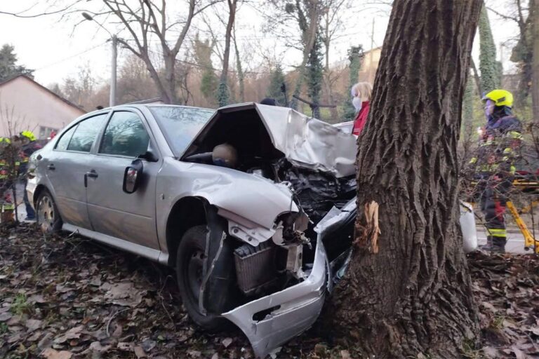 Teška nesreća u BiH: Škodom se zakucao u drvo, intervenisali i vatrogasci