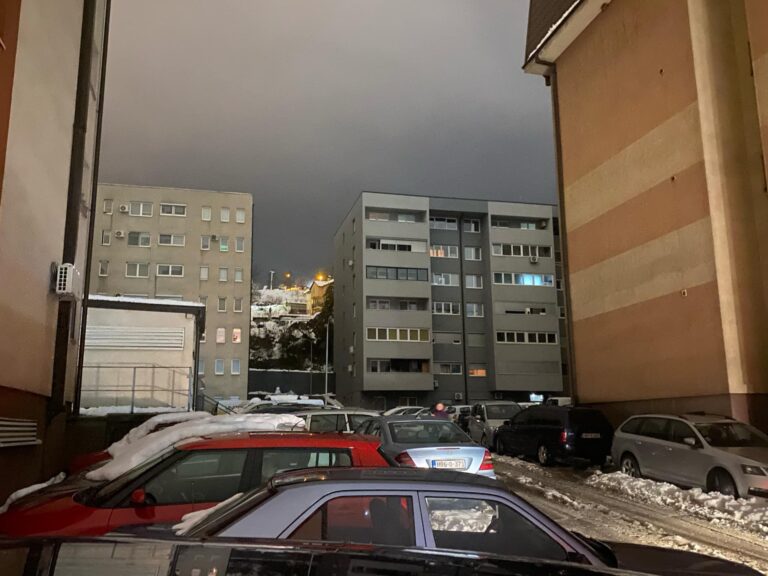 Stanovnici Brista se griju u automobilima: Dva sata bez struje u zimskim uvjetima