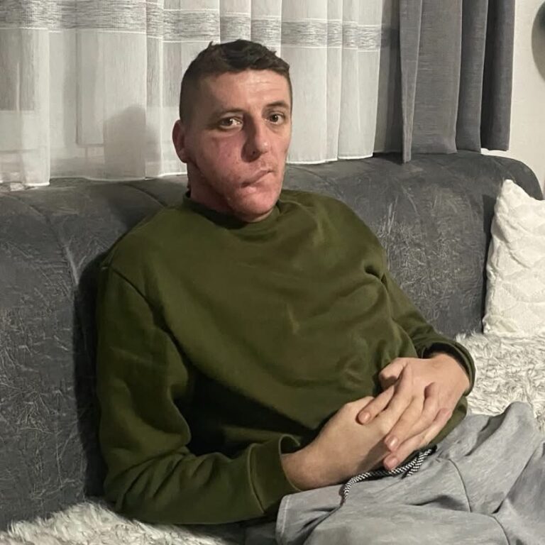 Pomozimo Muniru Čizmi: Pozivom na 17022 donirate 2 KM za njegovo liječenje