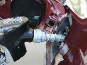 Sipate li gorivo do vrha ili prvog klika 'pištolja': Šta je bolje za automobil?