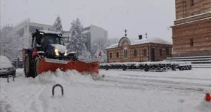 Banja Luka: Snijeg sa krova zgrade pao na dijete, završilo je u Hitnoj