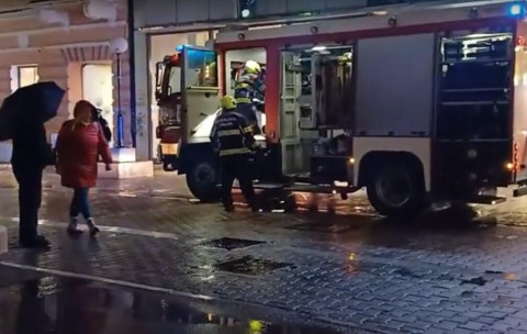 POŽAR | U bh. gradu izbio požar: Gori prvi sprat poznate prodavnice odjeće