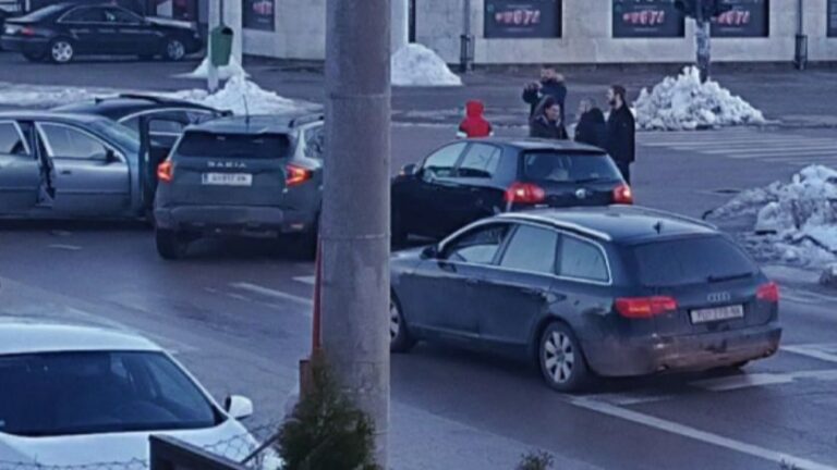 TEŠKA POVREDA | Haos u Bihaću: Nakon sudara se potukli vozači, povrijeđena i beba