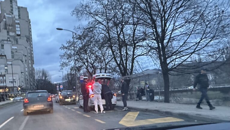 Udes na Bulevaru, učestvovala dva putnička automobila