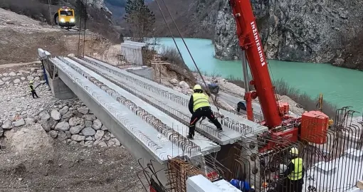 Željeznički most Komadinovo Vrelo podignut za jedan dan: Pogledajte snimak