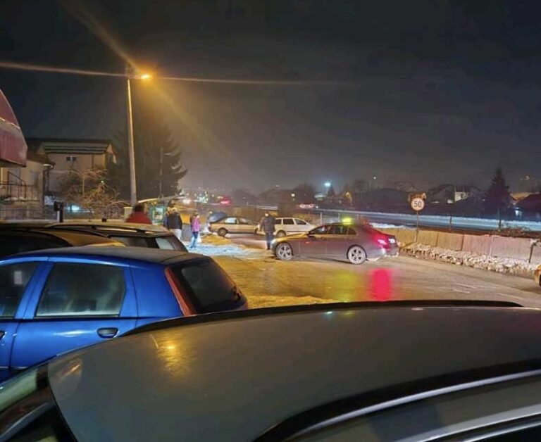 Nesreća u Zenici: Sudar policijskog i taksi vozila, povrijeđena dva policajca