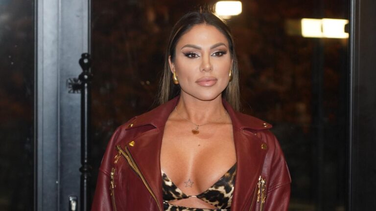 Sandra Afrika zaprepastila izgledom na nastupu: “Ovakvo oblačenje treba kažnjavati”