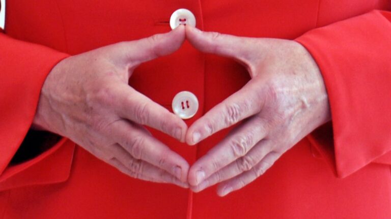 Psiholog objasnio: Evo šta znači kada neko postavi ruke u obliku trougla dok govori