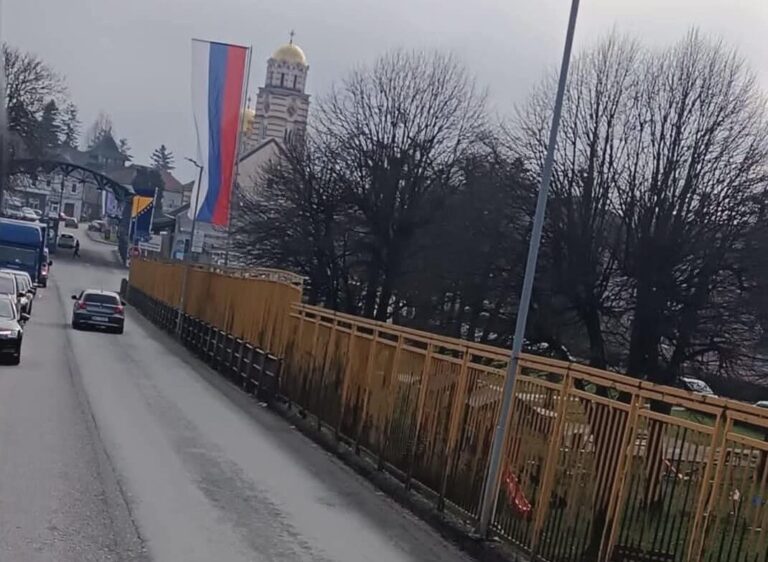 Šta kaže novi Zakon: Čija tabla odnosno zastava će biti prva?