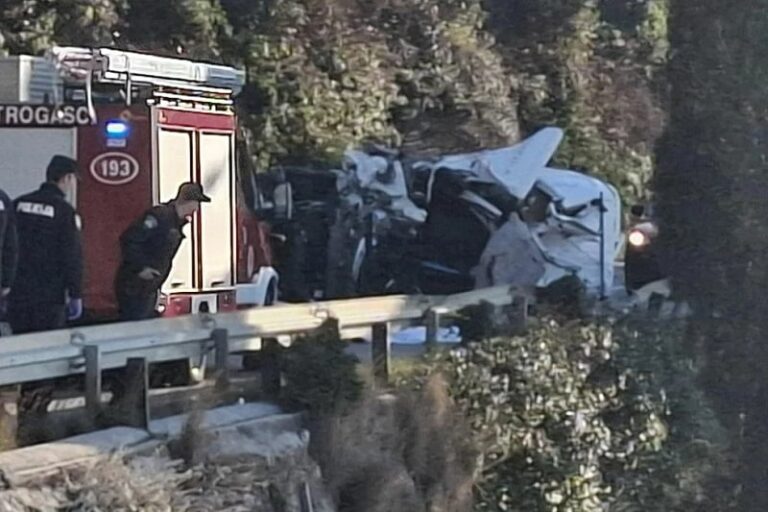 Teška nesreća: Stijena pala na kombi, jedna osoba poginula