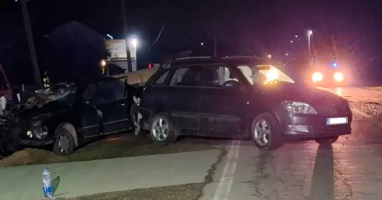 TEŠKA NESREĆA U BIH | Sudar traktora, Mercedesa i parkirane Škode: Jedna osoba poginula, druga uhapšena