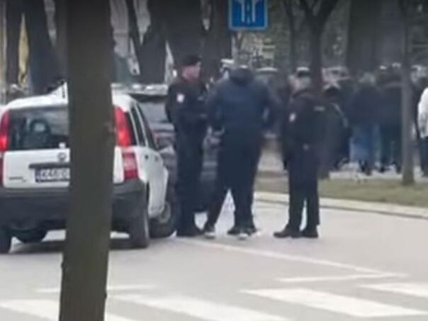 Banjaluka: Pregažena djevojka kod parka gdje je održan miting, vozač pokušao pobjeći