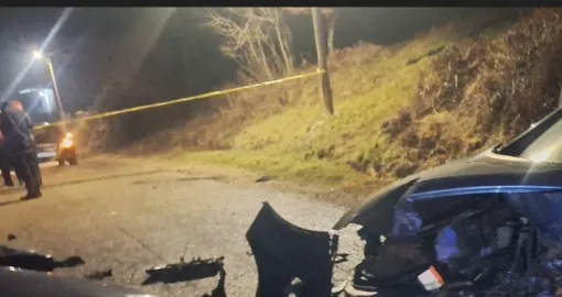 Jedna osoba poginula u stravičnoj nesreći kod Visokog: Automobili uništeni, dijelovi po cesti