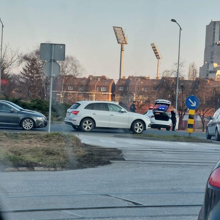 Saobraćajna nesreća u poslovnoj zoni na kružnom toku