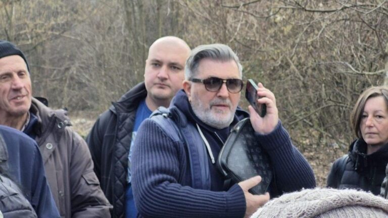 Šerif Konjević kod “Ranjenog kamena” u znak sjećanja na Dženana Memića
