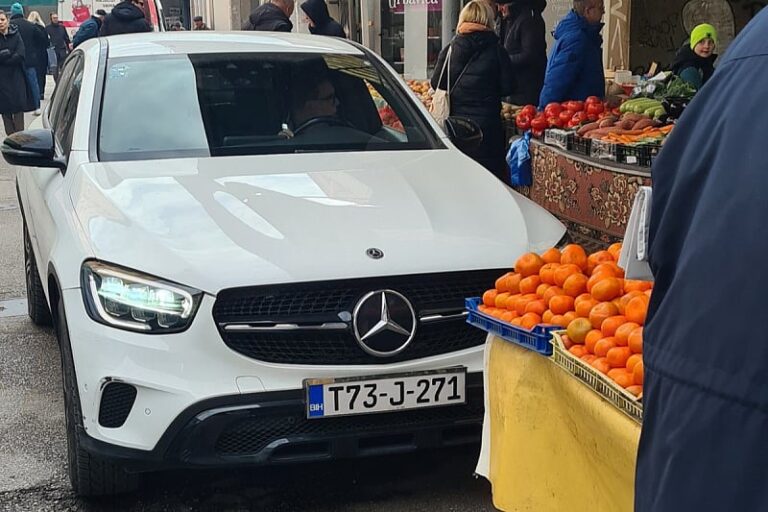 Gospodin iz Mercedesa: Jer šetnja po pijaci je valjda za sirotinju?