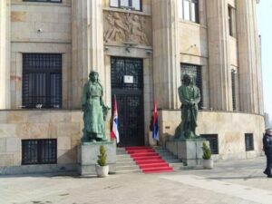 Zastava Srbije ispred Dodikovog kabineta dan nakon zabrane Ustavnog suda BiH