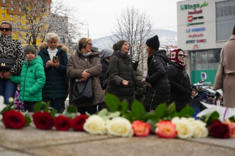 Građani ispred Parlamenta BiH se oprostili od Inele i njenog sina Tarika